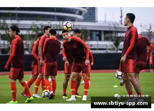 sb体育官网足球明星训练合照：聚焦顶级球员间的默契与拼搏精神 - 副本
